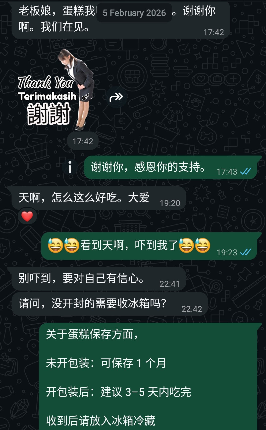 Screenshot of WhatsApp chat discussing cake storage tips and customer feedback in Chinese.